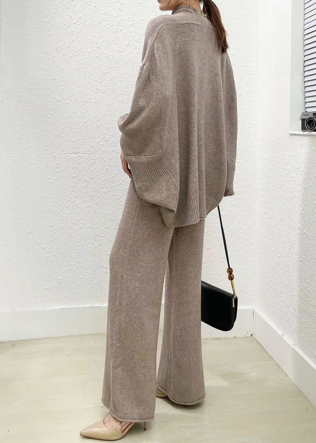 Dames Tweedelige Set Camel Kleurige Trui en Broek met Wijde Pijpen 2