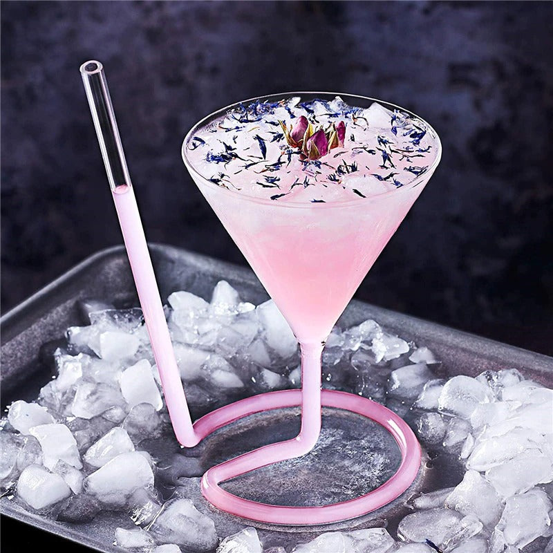Cocktailglas met spiraalvormige rietjes