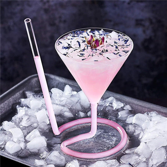 Cocktailglas met spiraalvormige rietjes
