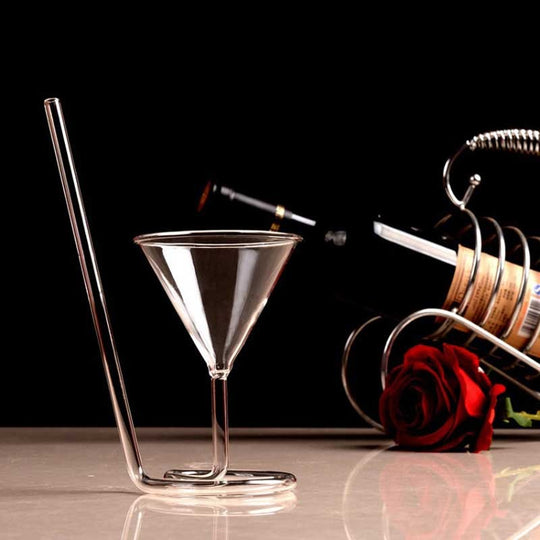 Cocktailglas met spiraalvormige rietjes
