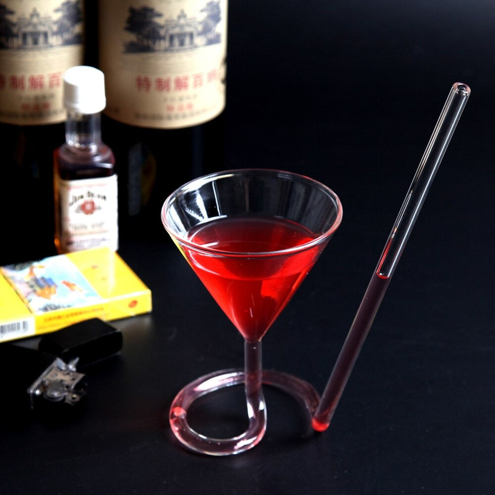 Cocktailglas met spiraalvormige rietjes