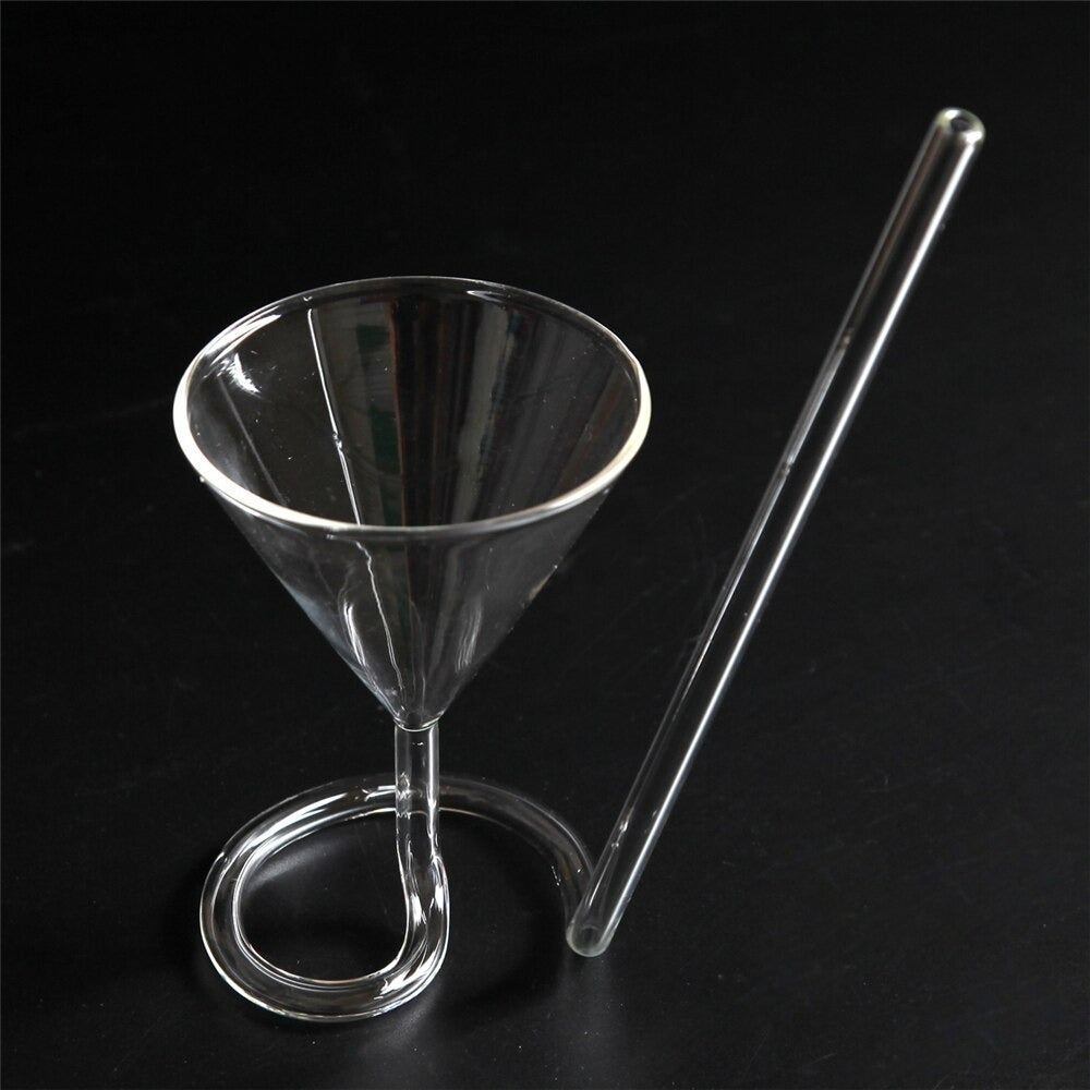 Cocktailglas met spiraalvormige rietjes
