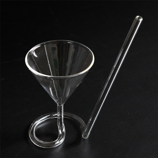 Cocktailglas met spiraalvormige rietjes