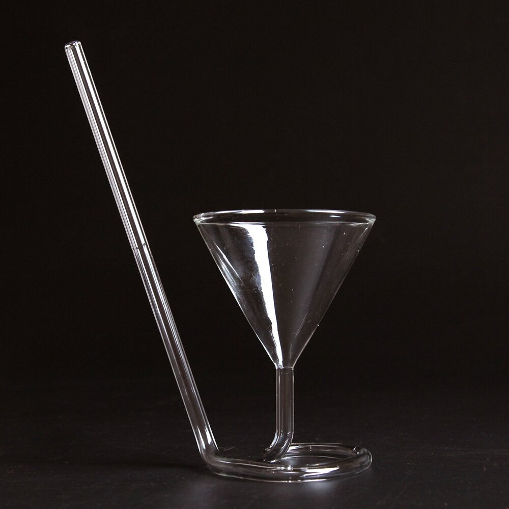 Cocktailglas met spiraalvormige rietjes