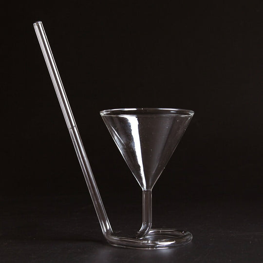 Cocktailglas met spiraalvormige rietjes