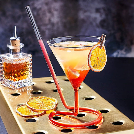 Cocktailglas met spiraalvormige rietjes